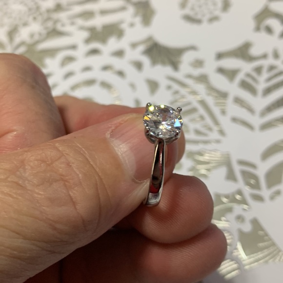 18K White Gold Rings for Women 2.0ct Round Cut Zirconia Diamond Solitaire - Picture 2 of 3